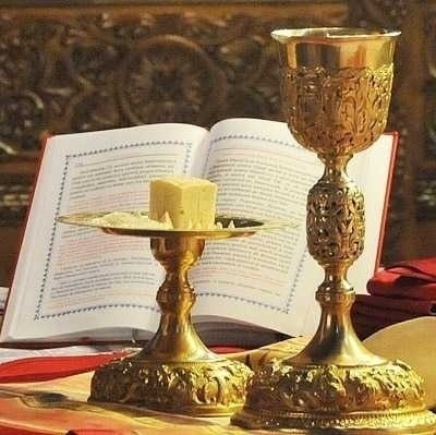 Altarul se umple de îngeri în timpul Sfintei Liturghii