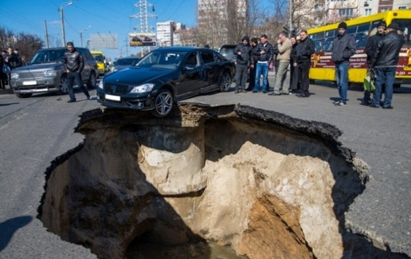 Oraşul ÎNGHIŢIT DE VIU: Zeci de maşini dispar zilnic sub pământ