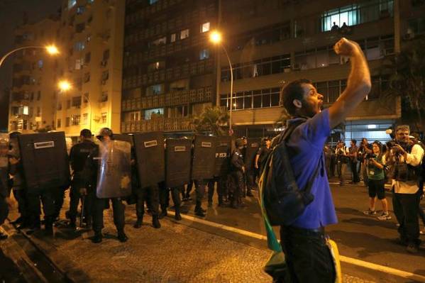 Papa, primit cu violenţe în Brazilia