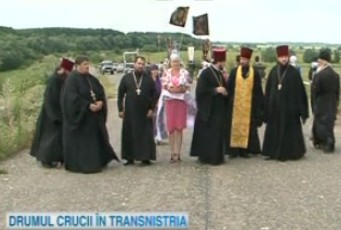 Malurile Nistrului, unite prin credinţă. Peste 150 de enoriaşi au continuat Drumul Crucii în Transnistria