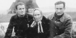 Foto: Valeriu Gafencu cu mama sa şi Ioan Ianolide în lagărul de muncă de la Galda 1946