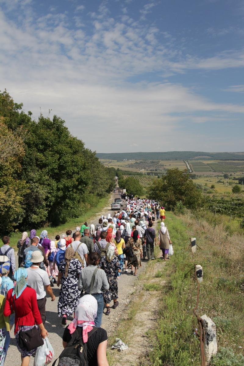 FOTO-ALBUM. DRUMUL CRUCII CĂTRE MĂNĂSTIREA RACIULA 25-27 august 2014.