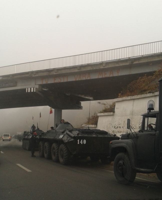 Maşini blindate şi poliţişti înarmaţi în sectorul Sculeni (FOTO)