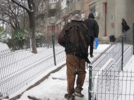 Frig pe străzile capitalei. Boschetarii au luat cu asalt centrul de găzduire din Chişinău