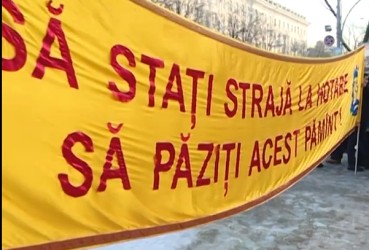 Enoriaşi ai Mitropoliei Moldovei au protestat în faţa Primăriei capitalei față de declarațiile şefei Direcţiei Cultură, Lucia Culev