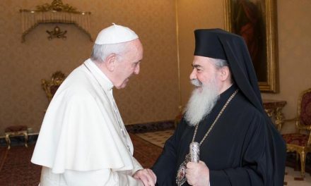 Creștinii ortodocși arabi strigă: Anaxios (nevrednic este)!!! in timpul pomenirii patriarhului Teofil al Ierusalimului la Sfânta Liturghie