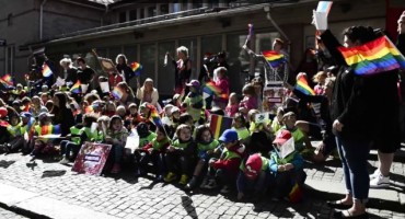 Copii de grădiniţă, scoşi pe stradă la parada gay din Goteborg