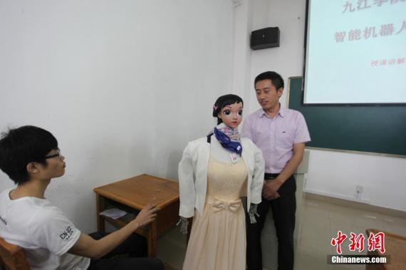 Profesoara robot de la Universitatea Jiujiang