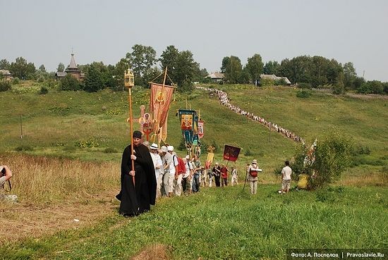 Video. Drumul crucii catre Lavra Poceaev. Mii de pelerini au parcurs acest drum timp de 7 zile.