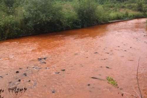 SUA: Râu colorat în portocaliu