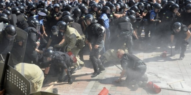 Kiev: Manifestantii distrug o capela provizorie, aflata langa Parlament