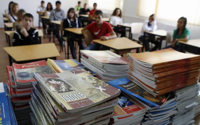 Elevii, părinţii şi profesorii pot evalua conţinutul manualelor şcolare