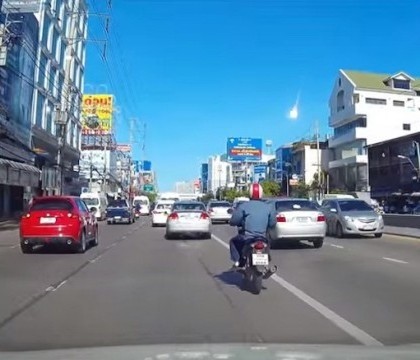 Un obiect misterios, ca o bila de foc, a fost surprins pe cer, în plină zi în Bangkok