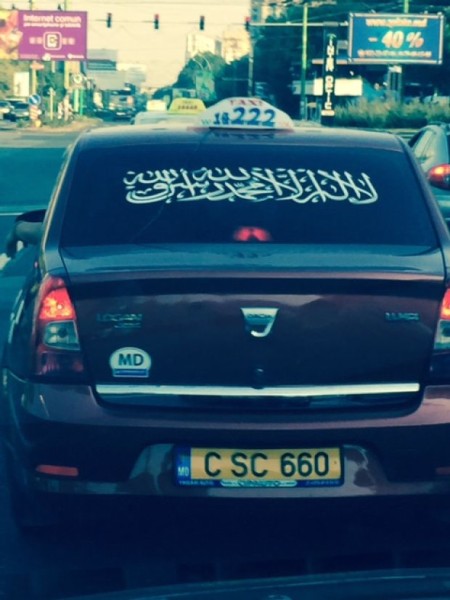 Un mesaj ce îl venerează pe Allah, inscripționat pe un taxi din Chișinău