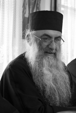 Arhim. Zaharia Zaharou – ”Cu cât mulţumim mai mult, cu atât El ne deschide ochii inimii ca să vedem şi mai bine darurile Lui”