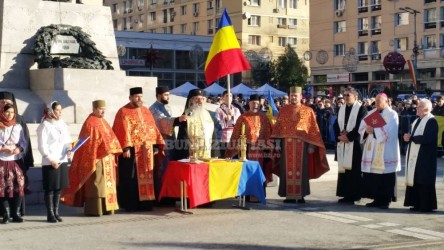 Filo-papistașul Teofan al Iașilor rostește rugăciunea “Tatăl nostru” împreună cu episcopul papitaș Gherghel