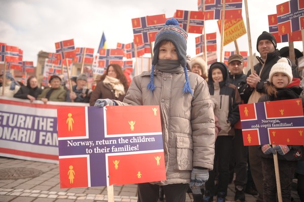 PROTEST faţă de măsurile radicale asupra copiilor români în Norvegia: Sute de oameni au ieşit în stradă la Braşov pentru a susţine famila Bodnariu