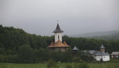 Vietuitorii si credinciosii Schitului “Sfanta Cuvioasa Parascheva”, din Radeni Neamt, resping erezia cretana