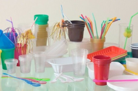 Femeilor gravide le este contraindicat consumul alimentelor din vase de plastic