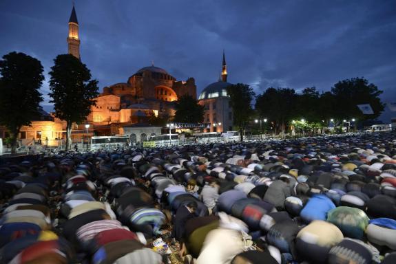 Musulmanii din Turcia cer redeschiderea catedralei Sf. Sofia in calitate de moschee