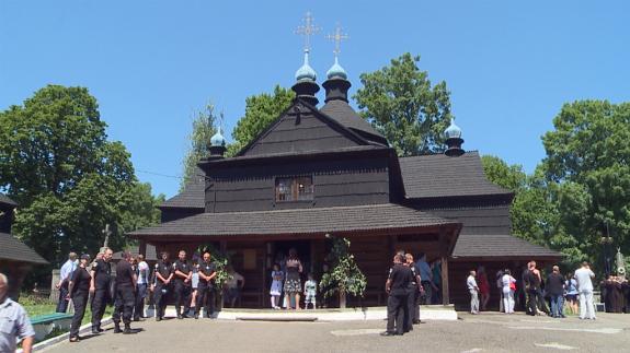 Ortodocsii din orasul Colomeea sunt impusi sa paraseasca Biserica Ortodoxa Ucraineana canonica si sa cedeze biserica greco-catolicilor