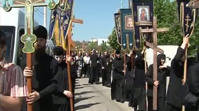 Actual. Drumul Crucii in jurul Chisinaului. Sute de crestini participa in procesiune