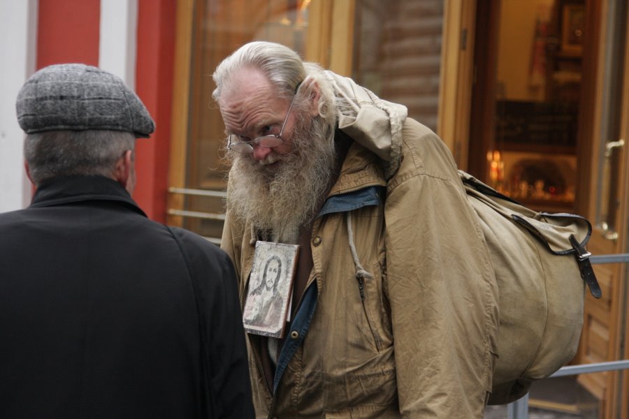 Mai bine este să fiţi SARACI şi să aveţi dragoste, decât să aveţi bogăţii şi să vă LIPSEASCA dragostea!