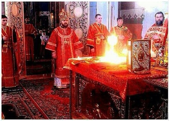 Ce se întâmplă cu adevărat în altar în timpul Sfintei Liturghii