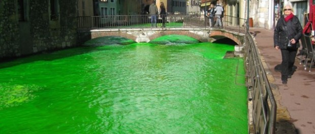 Locuitorii Spaniei ingrijorati ca ar putea fi otraviti dupa ce raurile s-au colorat in verde