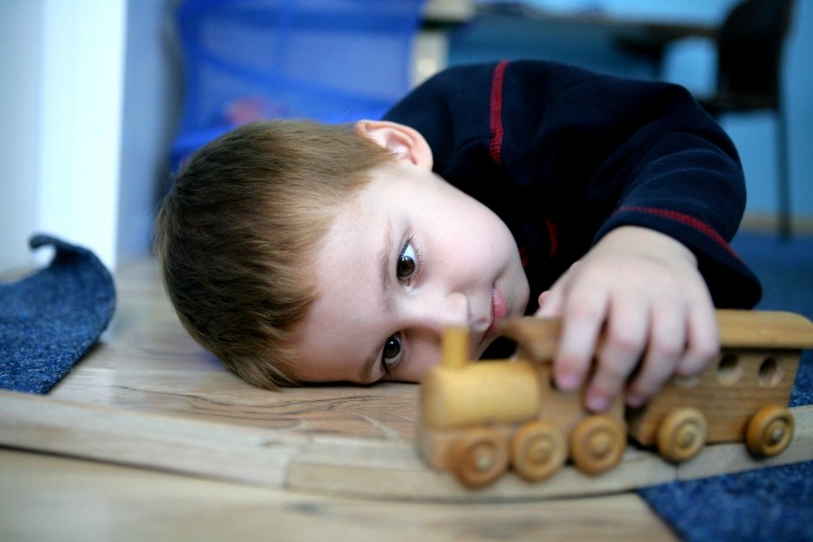 Autism provocat de televizor si tableta. Cum se pot recupera copiii cu astfel de autism