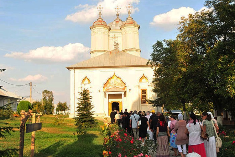 În zi de sărbătoare este bine să ne ferim a lucra, insă să mergem la biserică şi să ne rugăm