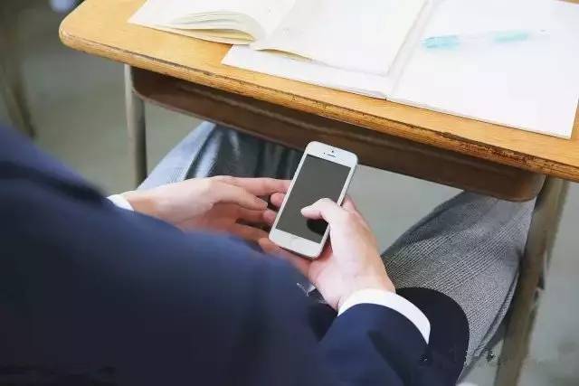 Franţa va interzice telefoanele mobile în şcoli şi colegii din 2018