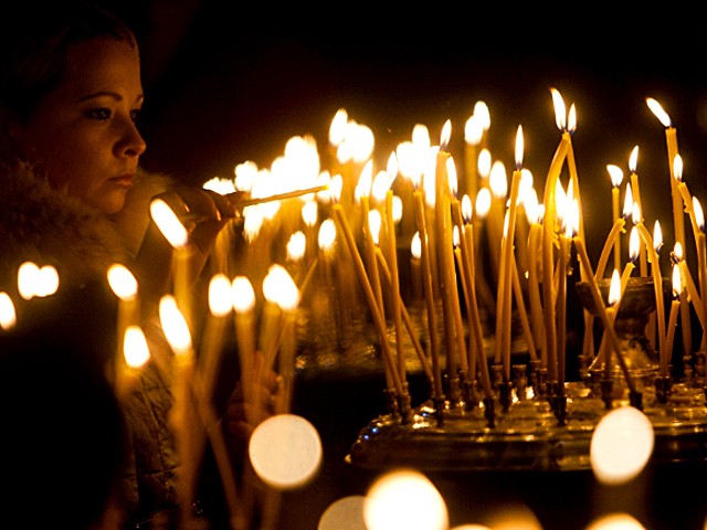 O lumânare aprinsă nu îşi pierde din lumină dacă din ea se aprinde alta