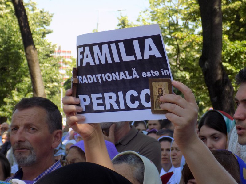 „Valorile euroatlantice” şi propaganda homosexualităţii. Ce preţ vor trebui să plătească pentru convingerile lor tradiţionaliştii?