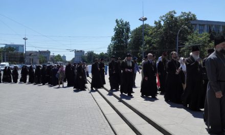 Foto album. Peste două mii de enoriaşi au protestat în faţa Parlamentului Republicii Moldova