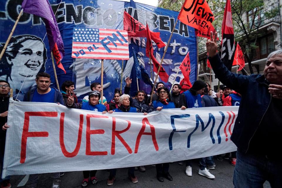 Sute de mii de argentinieni au protestat împotriva unui acord cu FMI: Noi ştim ce este colonialismul neoliberal care nu oferă decât mizerie!