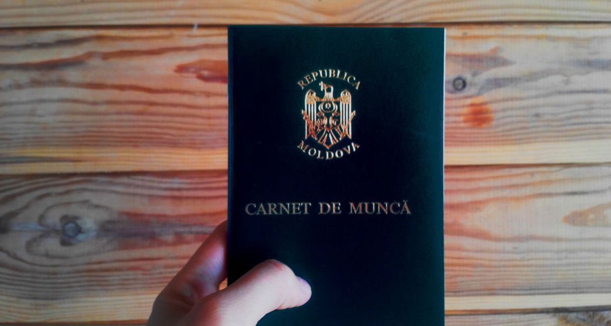 A început scanarea carnetele de muncă. Acestea vor dispărea din 1 ianuarie 2019