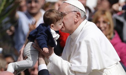 Papa Francisc sare în apărarea homosexualilor: Biserica ar trebui să le ceară iertare