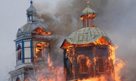 China: Creştinismul e prigonit. Oficialii DISTRUG cruci, INCENDIAZĂ biblii