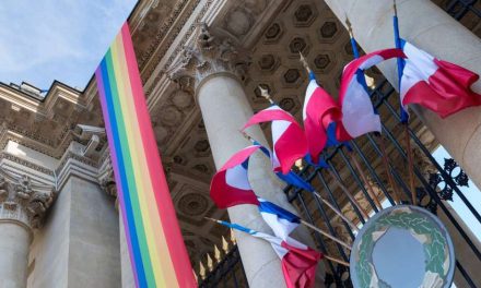 În Paris a fost arestat un activist, care a rupt drapelul LGBT