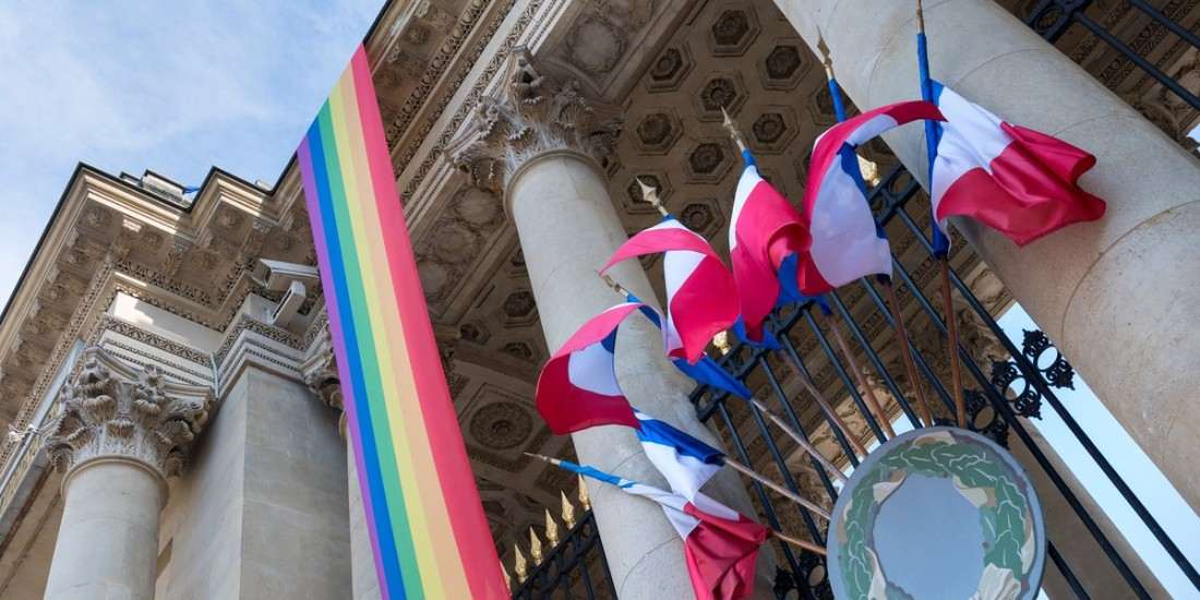 În Paris a fost arestat un activist, care a rupt drapelul LGBT