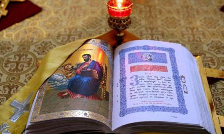 Ritual condamnat de Biserica Ortodoxă: „Părinte, deschide-mi Evanghelia şi zi-mi viitorul!”