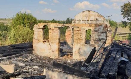 O biserică din lemn, monument istoric, cu hramul Sf. Cuv. Parascheva distrusă într-un incendiu