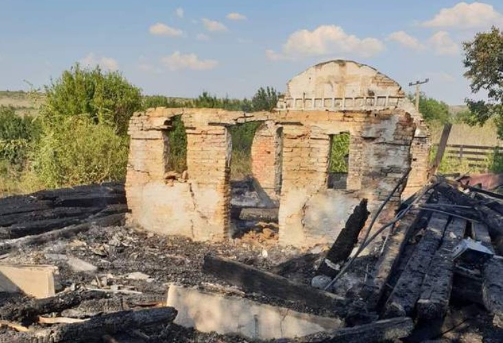 O biserică din lemn, monument istoric, cu hramul Sf. Cuv. Parascheva distrusă într-un incendiu