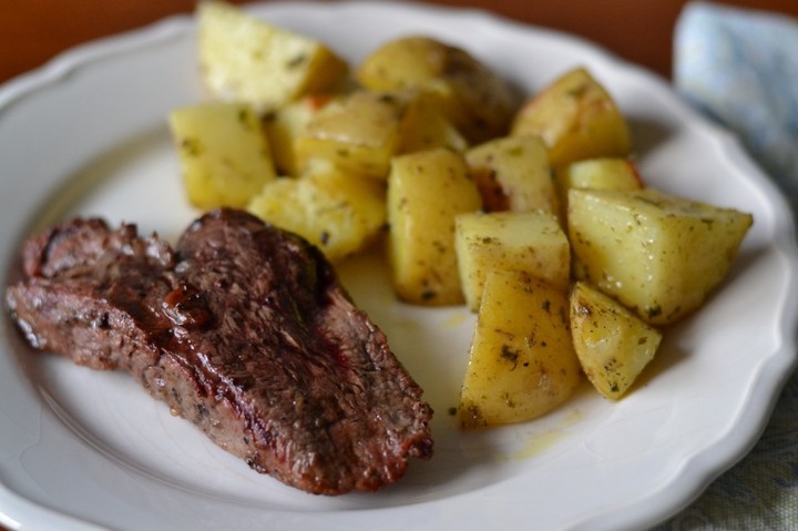 Potrivit Biroului Național de Statistică, moldovenii consumă mai puțini cartofi și mai multă carne