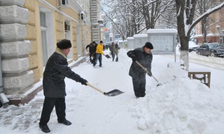 Agenții economici care nu vor deszăpezi trotuarele din apropierea spațiului comercial pe care îl administrează vor fi sancționați