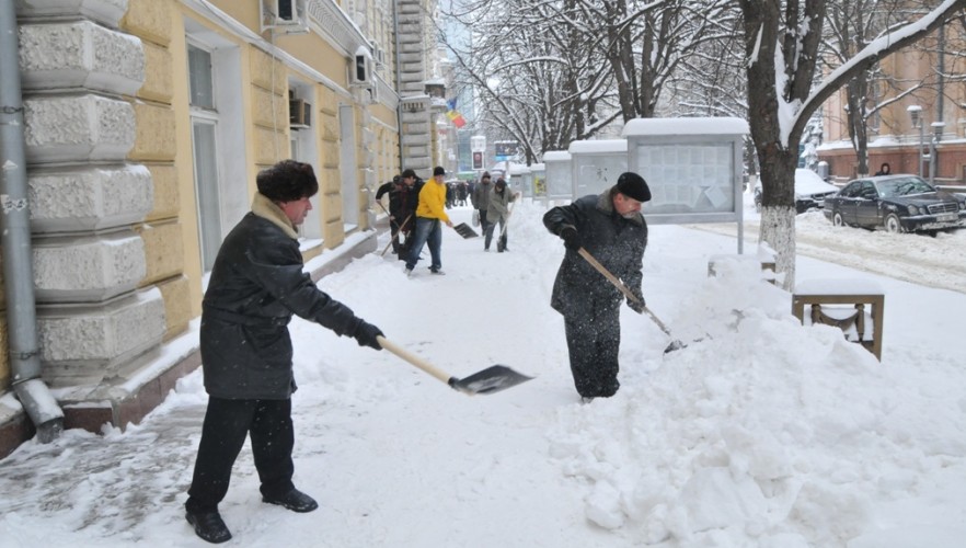 Agenții economici care nu vor deszăpezi trotuarele din apropierea spațiului comercial pe care îl administrează vor fi sancționați