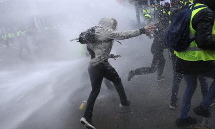 Poliția a folosit tunuri cu apă pentru a dispersa manifestanţii la protestele care au izbucnit în Belgia