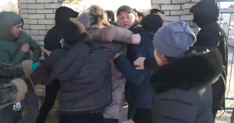 Radicalii schismatici ucraineni, pe lîngă că sechestrează şi confiscă biserici canonice, mai şi rănesc oameni nevinovaţi