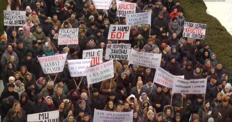 Enoriașii și preoții ortodocși din regiunea Cernăuți au protestat împotriva acaparării abuzive a bisericilor canonice de către schismatici